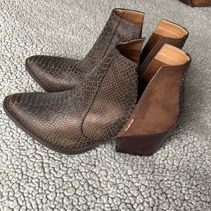 Like New- ordered from a boutique couldn’t return. Too Small for me.